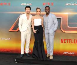 Simu Liu, Jennifer Lopez y Sterling K. Brown en la premier de Atlas, el nuevo filme de Netflix presentado en el Egyptian Theatre Hollywood en Los Ángeles y protagonizado por la cantante.