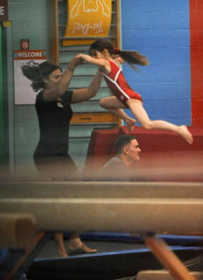 Hija de Tom y Katie será gimnasta