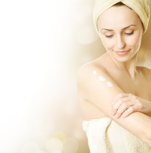 Para que la fragancia de tu perfume se prolongue simplemente debes aplicarlo al momento de salir de la ducha, luego aplica una crema corporal. Al hacer esto la crema creará una “barrera” para que tu fragancia no se evapore tan rápidamente. Este tip será particularmente útil si te vas a la playa ya que por el calor es más probable que el olor de tu perfume se disipe si no aplicas una crema corporal. Para que la fragancia de tu perfume se prolongue simplemente debes aplicarlo al momento de salir de la ducha, luego aplica una crema corporal. Al hacer esto la crema creará una “barrera” para que tu fragancia no se evapore tan rápidamente. Este tip será particularmente útil si te vas a la playa ya que por el calor es más probable que el olor de tu perfume se disipe si no aplicas una crema corporal.