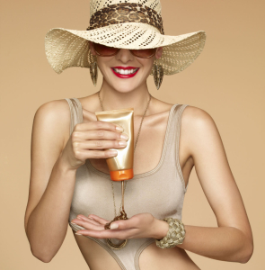 ¿Eres muy blanca y quieres tener un poco de color antes de ponerte un traje de baño? El auto bronceador se convierte en tu mejor aliado. Aplícalo al menos 4 días previo a tu viaje, de esta manera tendrás el tiempo suficiente para obtener el color que deseas. Los expertos recomiendan ir poco a poco, exfolia tu piel, aplica una crema corporal seguida por el autobronceador. Para evitar desastres es mejor si lo haces por la noche previo a irte a la cama, usa ropa holgada. ¿Eres muy blanca y quieres tener un poco de color antes de ponerte un traje de baño? El auto bronceador se convierte en tu mejor aliado. Aplícalo al menos 4 días previo a tu viaje, de esta manera tendrás el tiempo suficiente para obtener el color que deseas. Los expertos recomiendan ir poco a poco, exfolia tu piel, aplica una crema corporal seguida por el autobronceador. Para evitar desastres es mejor si lo haces por la noche previo a irte a la cama, usa ropa holgada.