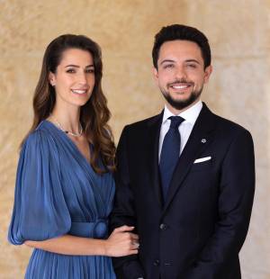 La corte hachemita ha comunicado con alegría que los príncipes herederos Hussein y Rajwa esperan su primer hijo, trayendo esperanza y renovación en medio de la reciente pérdida del padre de la princesa. Este evento no solo marca un hito para la familia real, sino que también refleja la continuidad y la estabilidad de la monarquía jordana.