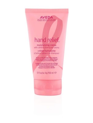 Hand Relief con Shampure de Aveda, la cual es una crema de manos compuesta por extractos vegetales hidratantes, vitaminas y ácidos frutales exfoliantes para suavizar las pieles secas.Dona por cada crema vendida 3,5 euros para la investigación.
