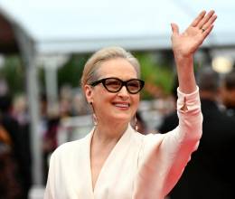 Meryl Streep saluda a su llegada a la ceremonia de apertura de la 77 edición del Festival de Cannes y la proyección del filme Le Deuxieme Acte. La actriz estadounidense de 74 años recibió la Palma de Oro honorífica en la gala de inauguración del prestigioso festival.