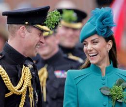 El príncipe William y su esposa Kate, quien tres meses después de su nombramiento como coronel de la Guardia Irlandesa asistió al tradicional desfile con el que se conmemora el Día de San Patricio