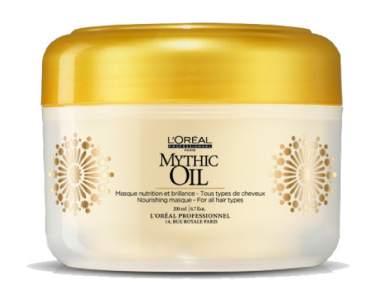 Aplica una mascarilla Mythic Oil para reparar tu cabello dañado por el sol.