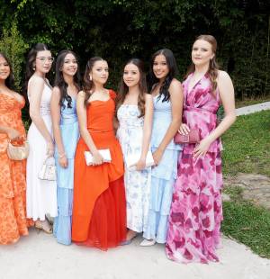 Entre montañas cubiertas de neblina y un ambiente lleno de expectación, los seniors 2026 de la International School of Tegucigalpa celebraron su esperado breakfast. Los estudiantes llegaron a La Cumbre con elegantes atuendos, preparados para una mañana especial que combinó buena compañía, vistas espectaculares de la capital y el entusiasmo de un nuevo capítulo por comenzar.