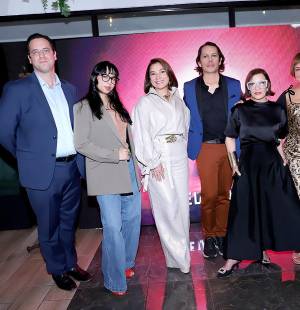 La moda hondureña se vistió de gala con la primera edición del Premio Próspera a la Innovación en la Moda 2025, un evento que reunió a diseñadores, creativos y líderes de la industria en La Marquesa Gastro Bar en Tegucigalpa. Organizado por Honduras Próspera, este reconocimiento busca impulsar el talento emprendedor nacional, promover la innovación sostenible y fortalecer el ecosistema creativo del país. En la foto: Erick Brimen, Yushi Cruz, Sandra Noguera, Roberto Ramírez, Blanca Bendeck, Maribel Lieberman y Celina Brizueña. La moda hondureña se vistió de gala con la primera edición del Premio Próspera a la Innovación en la Moda 2025, un evento que reunió a diseñadores, creativos y líderes de la industria en La Marquesa Gastro Bar en Tegucigalpa. Organizado por Honduras Próspera, este reconocimiento busca impulsar el talento emprendedor nacional, promover la innovación sostenible y fortalecer el ecosistema creativo del país. En la foto: Erick Brimen, Yushi Cruz, Sandra Noguera, Roberto Ramírez, Blanca Bendeck, Maribel Lieberman y Celina Brizueña.