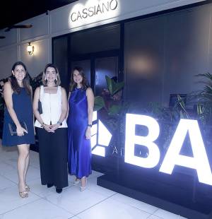 Los clientes de BAC Private Banking en San Pedro Sula vivieron una experiencia única al participar en un recorrido de fino sabor gourmet, combinado con una cata de tequilas premium durante el evento “A Dose of Tequila”. En la foto: Michelle Marsan, jefe comercial de segmentos en Grupo OPSA, Sarah Zepeda, subgerente regional y plataformas de valor agregado y Fabiola Cañas, gerente de Banca Privada BAC.