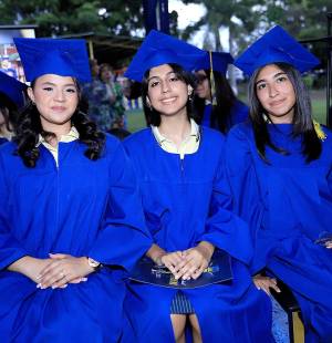 En una tarde llena de emociones y orgullo, los seniors 2025 de la Summer Hill School celebraron la culminación de su etapa escolar. Durante la ceremonia, recibieron sus tan esperados diplomas y fueron reconocidos por su desempeño académico. Un momento inolvidable que marcó el cierre de un capítulo y el inicio de nuevas metas por alcanzar.<b> En la foto: Alison Chávez, Alejandra Molina y Ahtziri Zúniga.</b>