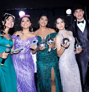 Los seniors 2025 de la Mayan School celebraron su prom night con una fiesta temática disco que deslumbró por completo. Entre luces brillantes, música vibrante y mucho estilo, vivieron una noche mágica llena de emoción, diversión y momentos que quedarán grabados en su memoria para siempre.