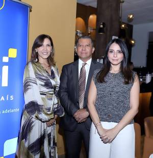 Entre copas de vino, un ambiente exclusivo y buena compañía Banpaís reunió a sus invitados en “Sip and Savor”, un evento de experiencia sensorial que celebró el arte del vino, aromas, sabores y momentos inolvidables. En la foto: Karen Rheinboldt, David Bustamante y Alejandra López. Entre copas de vino, un ambiente exclusivo y buena compañía Banpaís reunió a sus invitados en “Sip and Savor”, un evento de experiencia sensorial que celebró el arte del vino, aromas, sabores y momentos inolvidables. En la foto: Karen Rheinboldt, David Bustamante y Alejandra López.