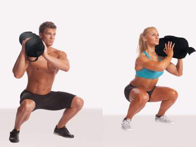 SANDBAG Esta nueva disciplina usa como principal herramienta un saco de arena, similar a una bolsa de deporte, que tiene una serie de enganches para poder sostenerlo y realizar así ejercicio físico tales como sentadillas y levantamien-to “olímpico” de saco de arena, entre otros. Debes saber que un saco de arena aporta un gran en-trenamiento funcional, ya que al tratarse de algo que no mantiene la forma, nos obliga a poner en funcionamiento un mayor núme-ro de grupos musculares con el objetivo de conseguir estabilizar el movimiento del ejercicio que se realiza. SANDBAG Esta nueva disciplina usa como principal herramienta un saco de arena, similar a una bolsa de deporte, que tiene una serie de enganches para poder sostenerlo y realizar así ejercicio físico tales como sentadillas y levantamien-to “olímpico” de saco de arena, entre otros. Debes saber que un saco de arena aporta un gran en-trenamiento funcional, ya que al tratarse de algo que no mantiene la forma, nos obliga a poner en funcionamiento un mayor núme-ro de grupos musculares con el objetivo de conseguir estabilizar el movimiento del ejercicio que se realiza.
