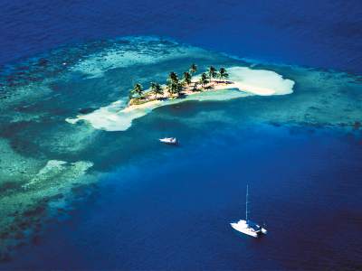 BELICEUno de los tesoros del mar Caribe es sin duda Belice, donde se sitúa el mágico Ambergris Caye, su cayo más pequeño, hermoso y apacible. Para llegar hasta ahí tienes que hacerlo a través de San Pedro, una pintoresca ciudad de pescadores que Madonna hizo famosa con el tema La isla bonita.