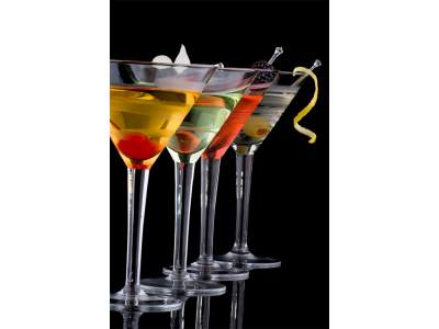 Martini:Las bebedoras de martini son decisivas, seguras de sí mismas, y le dicen las cosas como son. Rara vez respondes con: 'No me importa, lo que quieras', cuando se trata de elegir un aperitivo o postre para compartir. Te gustan las cosas ordenadas y organizadas pero no lo suficiente para calificar como tipo A. Hay un vodka favorito el cual le eres leal y puedes optar por el vino cuando tu martini no se puede hacer de la manera que te gusta.