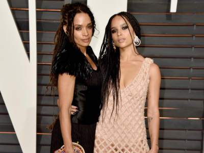 Zoë Kravitz y Lisa BonetLa multitalentosa Zoë, cuya madre protagonizó las series Un mundo diferente y El show de Cosby, actúa en una mezcla de películas Indie y éxitos de taquilla como Divergente. También forma parte de una banda llamada Lolawolf.