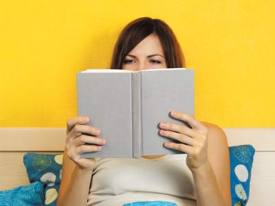 Leer un libro o revista que disfrutes. Los 30 minutos antes de dormir debes relajarte para un despertar placentero.