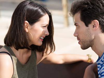 3. Mejorar la comunicaciónA la hora de resolver problemas en tu relación y ser capaces de enamorarse de nuevo, es necesario mejorar las habilidades de comunicación entre ambas partes y aprender a escuchar. Comparte todo con tu pareja y no mantengas secretos. Solo habla con tu pareja y permite que conozca mejor. 3. Mejorar la comunicaciónA la hora de resolver problemas en tu relación y ser capaces de enamorarse de nuevo, es necesario mejorar las habilidades de comunicación entre ambas partes y aprender a escuchar. Comparte todo con tu pareja y no mantengas secretos. Solo habla con tu pareja y permite que conozca mejor.
