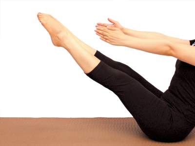 Haz algo de ejercicio. No tiene que ser una rutina exhaustiva o intensa, unos pocos minutos de yoga serán suficientes. Haz algo de ejercicio. No tiene que ser una rutina exhaustiva o intensa, unos pocos minutos de yoga serán suficientes.