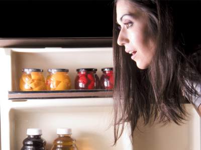 No comer ni tomar alcohol Comer una cena pesada o tomar bebidas alcohólicas antes de dormir no solo te puede producir acidez, sino provocar también un trastorno del sueño que evitará que recobres por completo las energías perdidas del día anterior, así como una sensación de cansancio y somnolencia. No comer ni tomar alcohol Comer una cena pesada o tomar bebidas alcohólicas antes de dormir no solo te puede producir acidez, sino provocar también un trastorno del sueño que evitará que recobres por completo las energías perdidas del día anterior, así como una sensación de cansancio y somnolencia.