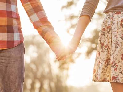 2. Tómense de las manosSi, así de simple. Siempre tómense de las manos con su pareja, sin importar que tan molestos estén uno con el otro. Al tomarse de la mano, construirán un lazo especial con su pareja y sentirán un sentimiento de romance, tal como al inicio de la relación. Tomarse de las manos te ayudará en aspectos como la intimidad y la cercanía con tu pareja, así que intenta no olvidar este pequeño pero importante aspecto de tu relación. 2. Tómense de las manosSi, así de simple. Siempre tómense de las manos con su pareja, sin importar que tan molestos estén uno con el otro. Al tomarse de la mano, construirán un lazo especial con su pareja y sentirán un sentimiento de romance, tal como al inicio de la relación. Tomarse de las manos te ayudará en aspectos como la intimidad y la cercanía con tu pareja, así que intenta no olvidar este pequeño pero importante aspecto de tu relación.