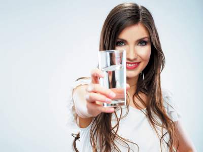 Bebe un vaso de agua. Te repondrá los líquidos que perderás a través del sudor y exhalación durante la noche. Bebe un vaso de agua. Te repondrá los líquidos que perderás a través del sudor y exhalación durante la noche.