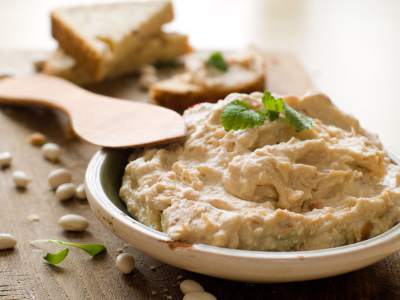 02. Hummus¼ de taza 80 caloríasSírvete ¼ de taza de hummus con zanahorias y tendrás un delicioso snack bajo en calorías. Elaborado a base de garbanzos, este plato tradicional del medio oriente contiene numerosas vitaminas, minerales y grasas saludables. 02. Hummus¼ de taza 80 caloríasSírvete ¼ de taza de hummus con zanahorias y tendrás un delicioso snack bajo en calorías. Elaborado a base de garbanzos, este plato tradicional del medio oriente contiene numerosas vitaminas, minerales y grasas saludables.