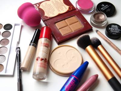3. Un kit SOS para toda ocasión. Este incluye: peine, espejo, polvo compacto, blush o bronzer, lipstick, mascara de pestañas, delineador de ojos y sombras. 3. Un kit SOS para toda ocasión. Este incluye: peine, espejo, polvo compacto, blush o bronzer, lipstick, mascara de pestañas, delineador de ojos y sombras.