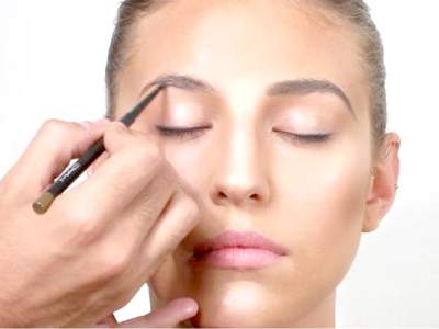 Dales forma con lápizPara dar forma y formar un arco más bonito, utiliza un lápiz afilado, y haz pequeños trazos como si estuvieras dibujando cada pelo extra. Para la mayoría de las mujeres, lápiz negro da demasiada fuerza en la vista. Por lo que el café es mejor, color marrón claro para rubias o pelirrojas. Dales forma con lápizPara dar forma y formar un arco más bonito, utiliza un lápiz afilado, y haz pequeños trazos como si estuvieras dibujando cada pelo extra. Para la mayoría de las mujeres, lápiz negro da demasiada fuerza en la vista. Por lo que el café es mejor, color marrón claro para rubias o pelirrojas.