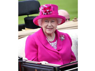 2015La Reina Isabel II asistiendo al evento de Dubai Duty Free Spring Trials en, Newbury, Inglaterra.