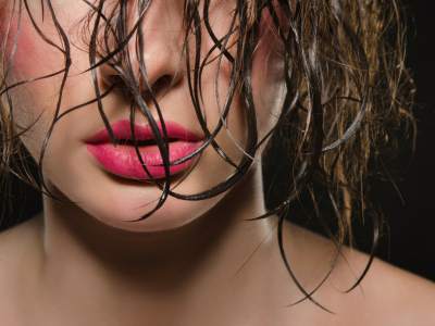 2. ¡Cuidado con la humedad! Y aquí hablamos de tu cabello. Te recomendamos no dormir ni cepillarte el cabello cuando está húmedo para dejar sus ondas naturales. 2. ¡Cuidado con la humedad! Y aquí hablamos de tu cabello. Te recomendamos no dormir ni cepillarte el cabello cuando está húmedo para dejar sus ondas naturales.