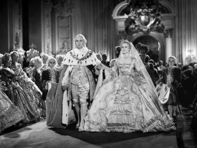 Louis XVI y Marie Antoinette, 1770La pareja que es conocida por ser modesta y frugal, celebró con una pequeña reunión acompañados por 5,000 de sus amigos más cercanos. Marie lucía un modesto vestido con diamantes incrustados. Louis XVI y Marie Antoinette, 1770La pareja que es conocida por ser modesta y frugal, celebró con una pequeña reunión acompañados por 5,000 de sus amigos más cercanos. Marie lucía un modesto vestido con diamantes incrustados.