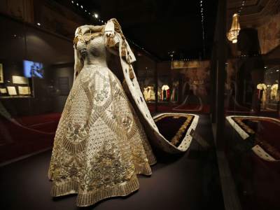 Reina Elizabeth II y El Príncipe Philip, 1946La boda de la pareja fue transmitida a 200 millones de radio oyentes y asistieron 2,000 invitados. El vestido de Elizabeth II fue adornado con más de 10,000 perlas y una cola de 15 pies de largo. Reina Elizabeth II y El Príncipe Philip, 1946La boda de la pareja fue transmitida a 200 millones de radio oyentes y asistieron 2,000 invitados. El vestido de Elizabeth II fue adornado con más de 10,000 perlas y una cola de 15 pies de largo.