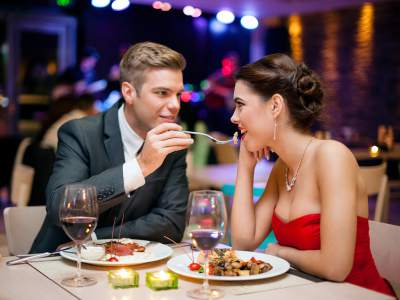 1. Organiza citas nocturnasUna de las formas más fáciles para volverse a enamorar de tu pareja es consiguiendo la atención de tu pareja. Tan solo organiza una o dos salidas de noche a la semana y redescubran el uno al otro. Se sentirán tal como cuando iniciaban su relación y se divertirán juntos. Solo olviden todas las preocupaciones y disfruten la compañía mutua. 1. Organiza citas nocturnasUna de las formas más fáciles para volverse a enamorar de tu pareja es consiguiendo la atención de tu pareja. Tan solo organiza una o dos salidas de noche a la semana y redescubran el uno al otro. Se sentirán tal como cuando iniciaban su relación y se divertirán juntos. Solo olviden todas las preocupaciones y disfruten la compañía mutua.