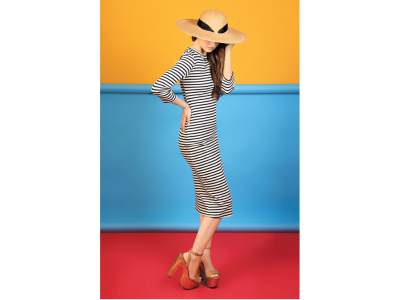 IN THE NAVYLas rayas son uno de los prints protagonistas esta temporada. Esta tendencia es perfecta para llevar en una tarde casual al aire libre y la puedes utilizar en vestidos midi, tops y camisas. No te limites al clásico azul y blanco, también puedes experimentar con colores bright. Si lo quieres usar por la noche, apuesta por el infalible blanco y negro.Vestido a rayas by Stradivarius; sombrero de ala ancha y shoes by CARMEN DANZILO y accesorios by MNG IN THE NAVYLas rayas son uno de los prints protagonistas esta temporada. Esta tendencia es perfecta para llevar en una tarde casual al aire libre y la puedes utilizar en vestidos midi, tops y camisas. No te limites al clásico azul y blanco, también puedes experimentar con colores bright. Si lo quieres usar por la noche, apuesta por el infalible blanco y negro.Vestido a rayas by Stradivarius; sombrero de ala ancha y shoes by CARMEN DANZILO y accesorios by MNG