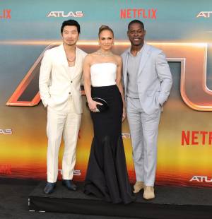 Simu Liu, Jennifer Lopez y Sterling K. Brown en la premier de Atlas, el nuevo filme de Netflix presentado en el Egyptian Theatre Hollywood en Los Ángeles y protagonizado por la cantante.