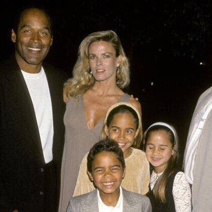 O.J. Simpson junto aquien eran su esposa e hijos.