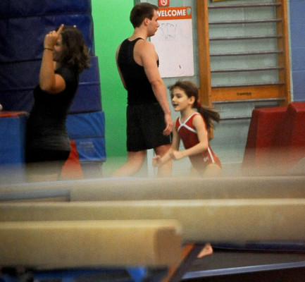 Hija de Tom y Katie será gimnasta