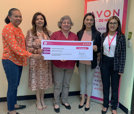 Carmen Lorena Alfaro, la Sra. Yesille de Sheran de la Liga contra el cáncer, Carmen Espinal y Astrid Escobar de Productos Avon Honduras. Carmen Lorena Alfaro, la Sra. Yesille de Sheran de la Liga contra el cáncer, Carmen Espinal y Astrid Escobar de Productos Avon Honduras.
