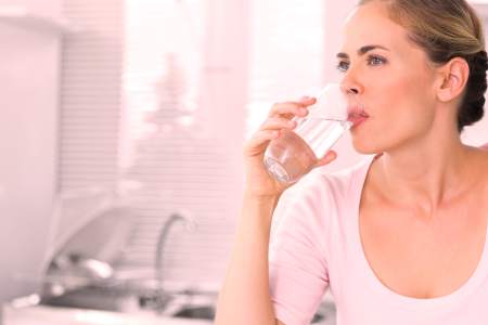 NO TOMAS SUFICIENTE AGUA.Beber la cantidad adecuada de agua promueve la salud y el bienestar. Desde la piel, huesos y articulaciones, hasta el sistema digestivo, la memoria y la función cerebral, todo el cuerpo se beneficia al tomar agua. Una adecuada hidratación también ayuda en la tarea de bajar de peso. Según estudios, la fatiga es uno de los primeros signos de deshidratación, pero mucha gente lo malinterpreta y lo confunde con sensación de hambre por lo que come de más. Para evitarlo debes ingerir al menos 8 vasos de agua al día. Para mejores resultados, la American Chemical Society recomienda tomar dos vasos de 8 onzas de agua antes de cada comida, que promueve una mejor digestión y evitarán que comas en exceso. NO TOMAS SUFICIENTE AGUA.Beber la cantidad adecuada de agua promueve la salud y el bienestar. Desde la piel, huesos y articulaciones, hasta el sistema digestivo, la memoria y la función cerebral, todo el cuerpo se beneficia al tomar agua. Una adecuada hidratación también ayuda en la tarea de bajar de peso. Según estudios, la fatiga es uno de los primeros signos de deshidratación, pero mucha gente lo malinterpreta y lo confunde con sensación de hambre por lo que come de más. Para evitarlo debes ingerir al menos 8 vasos de agua al día. Para mejores resultados, la American Chemical Society recomienda tomar dos vasos de 8 onzas de agua antes de cada comida, que promueve una mejor digestión y evitarán que comas en exceso.