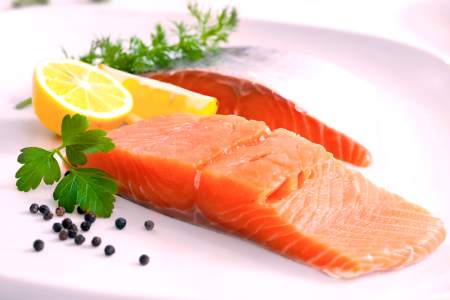 NO CONSUMES SUFICIENTE PROTEÍNA.Los expertos recomiendan incluir una fuente de proteína con cada comida. Recuerda que el cuerpo utiliza el doble de energía para procesar proteínas que la que usa para los carbohidratos, por lo que que-marás más grasa. Otra ventaja: las proteínas de alta calidad brindan la sensación de estar llenos por más tiempo por lo que controlarás mejor tu apetito. Las mejores fuentes son las carnes bajas en grasa como pollo sin piel, lomo de cerdo, cortes magros de carne de res, pechuga de pavo, mariscos, huevos, mantequilla de maní, nueces y yogurt. NO CONSUMES SUFICIENTE PROTEÍNA.Los expertos recomiendan incluir una fuente de proteína con cada comida. Recuerda que el cuerpo utiliza el doble de energía para procesar proteínas que la que usa para los carbohidratos, por lo que que-marás más grasa. Otra ventaja: las proteínas de alta calidad brindan la sensación de estar llenos por más tiempo por lo que controlarás mejor tu apetito. Las mejores fuentes son las carnes bajas en grasa como pollo sin piel, lomo de cerdo, cortes magros de carne de res, pechuga de pavo, mariscos, huevos, mantequilla de maní, nueces y yogurt.