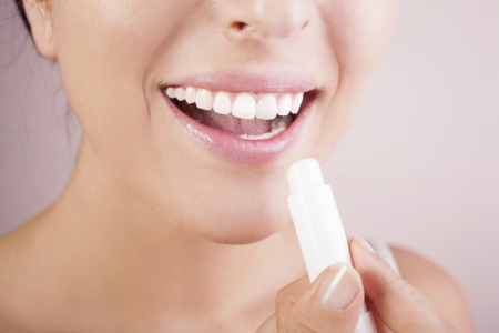 Protege tus labios: Muchas veces olvidamos proteger nuestros labios de los rayos dañinos del sol. Aplica un chapstick con SPF para hidratar y evitar que se quemen. Protege tus labios: Muchas veces olvidamos proteger nuestros labios de los rayos dañinos del sol. Aplica un chapstick con SPF para hidratar y evitar que se quemen.
