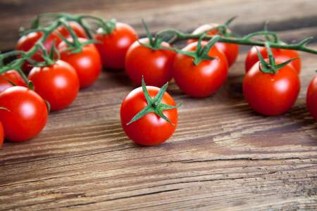 03. Tomates cherry con mozzarella1 oz de queso y ½ taza detomates 94 caloríasEl tomate tiene un alto contenido de vitaminas y bajo número de calorías. Prepara un delicioso snack con queso mozarella para sentirte satisfecha por más tiempo. 03. Tomates cherry con mozzarella1 oz de queso y ½ taza detomates 94 caloríasEl tomate tiene un alto contenido de vitaminas y bajo número de calorías. Prepara un delicioso snack con queso mozarella para sentirte satisfecha por más tiempo.