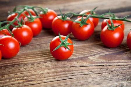 03. Tomates cherry con mozzarella1 oz de queso y ½ taza detomates 94 caloríasEl tomate tiene un alto conteni­do de vitaminas y bajo número de calorías. Prepara un delicio­so snack con queso mozarella para sentirte satisfecha por más tiempo.