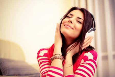 1. Escucha música que te inspire a vivir la vida y te haga sentir felizCuando nos sentimos tristes tendemos a escuchar música aún más triste que no nos ayuda en nada. Es perfecto cuando una canción describe exactamente cómo nos sentimos, pero ayudaría más si una canción nos hiciera sentir mejor. Busca música que te haga mejorar tu estado de ánimo y te haga querer salir a vivir la vida de nuevo. 1. Escucha música que te inspire a vivir la vida y te haga sentir felizCuando nos sentimos tristes tendemos a escuchar música aún más triste que no nos ayuda en nada. Es perfecto cuando una canción describe exactamente cómo nos sentimos, pero ayudaría más si una canción nos hiciera sentir mejor. Busca música que te haga mejorar tu estado de ánimo y te haga querer salir a vivir la vida de nuevo.