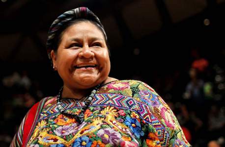 Ganadora del Premio Nobel de la Paz en 1992, la activista guatemalteca Rigoberta Menchú siempre es recordada por su lucha en la defensa de los derechos indígenas y humanos de su país. Ganadora del Premio Nobel de la Paz en 1992, la activista guatemalteca Rigoberta Menchú siempre es recordada por su lucha en la defensa de los derechos indígenas y humanos de su país.