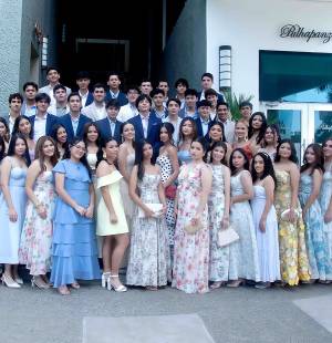 La generación 2026 de Serán School se reunió en el salón Encuentros del Hotel Copantl & Convention Center para disfrutar de su primera actividad social del año escolar. El evento fue ofrecido por sus padres, quienes para la ocasión contrataron a la planner Marcela Cueva para desarrollar un diseño floral otoñal, que le dio un toque elegante a la estancia. La generación 2026 de Serán School se reunió en el salón Encuentros del Hotel Copantl & Convention Center para disfrutar de su primera actividad social del año escolar. El evento fue ofrecido por sus padres, quienes para la ocasión contrataron a la planner Marcela Cueva para desarrollar un diseño floral otoñal, que le dio un toque elegante a la estancia.