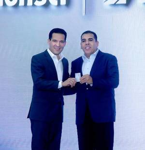 En una noche que combinó elegancia, innovación y visión compartida, BAC y Diunsa celebraron el lanzamiento oficial de la nueva tarjeta de crédito Diunsa Visa de BAC, un producto diseñado para ofrecer beneficios exclusivos y una experiencia de compra moderna y conveniente. Ambas marcas reafirmaron su compromiso con los consumidores hondureños, marcando un nuevo capítulo en la evolución de los servicios financieros del país. En la foto: Carlos Handal, presidente BAC Honduras y Mario Roberto Faraj, Presidente Ejecutivo de Diunsa, al presentar la tarjeta de crédito Diunsa Visa de BAC. En una noche que combinó elegancia, innovación y visión compartida, BAC y Diunsa celebraron el lanzamiento oficial de la nueva tarjeta de crédito Diunsa Visa de BAC, un producto diseñado para ofrecer beneficios exclusivos y una experiencia de compra moderna y conveniente. Ambas marcas reafirmaron su compromiso con los consumidores hondureños, marcando un nuevo capítulo en la evolución de los servicios financieros del país. En la foto: Carlos Handal, presidente BAC Honduras y Mario Roberto Faraj, Presidente Ejecutivo de Diunsa, al presentar la tarjeta de crédito Diunsa Visa de BAC.