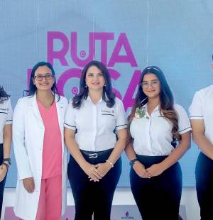 La gerencia de Mercadeo de Corporación Flores, en ocasión del Día Mundial de la Lucha contra el Cáncer de Mama, organizó una jornada especial dedicada a sensibilizar sobre este flagelo que está afectando la vida de muchas hondureñas. En la foto: Dinora Castellanos, la doctora Fresya Mejía, Mileny Ledezma, gerente de recuperaciones, Madeline Lindo, coordinadora de mercadeo, y Osian Mencía, oficial de mercadeo.