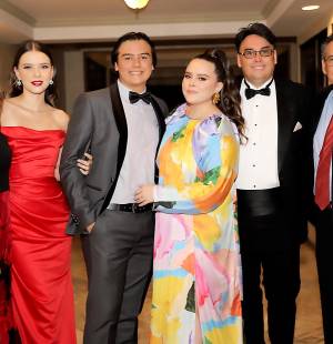 Una auténtica noche árabe se vivió en el Centro de Convecciones del hotel Honduras Maya, donde al más puro estilo de “Las mil y una noches” los seniors de La Estancia School festejaron su esperada prom. Brindis, bailes y danza árabe fue parte de la celebración.