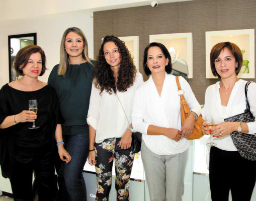 María Elena Cantero, Heizel Irías, Nan Marinakys y su hija Nan, Sandra Atala